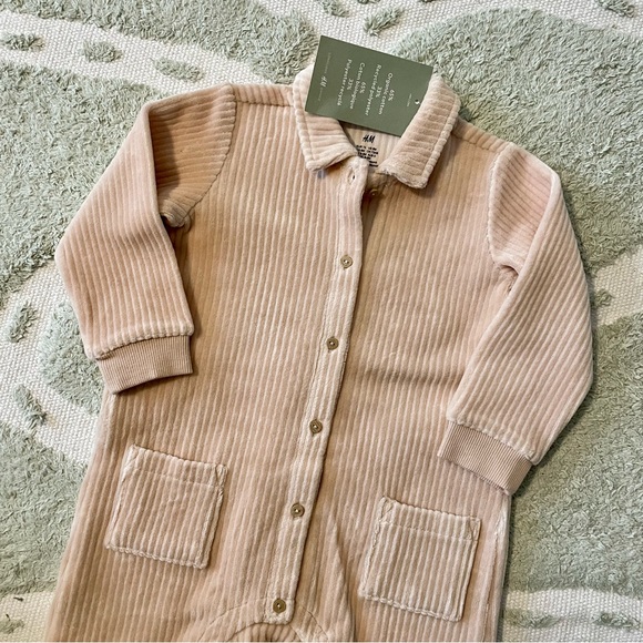 ✨SOLD✨ H&M Baby Exclusive Ribbed Velour Corduroy Jumpsuit in Beige - 9 Months - Picture 2 of 5